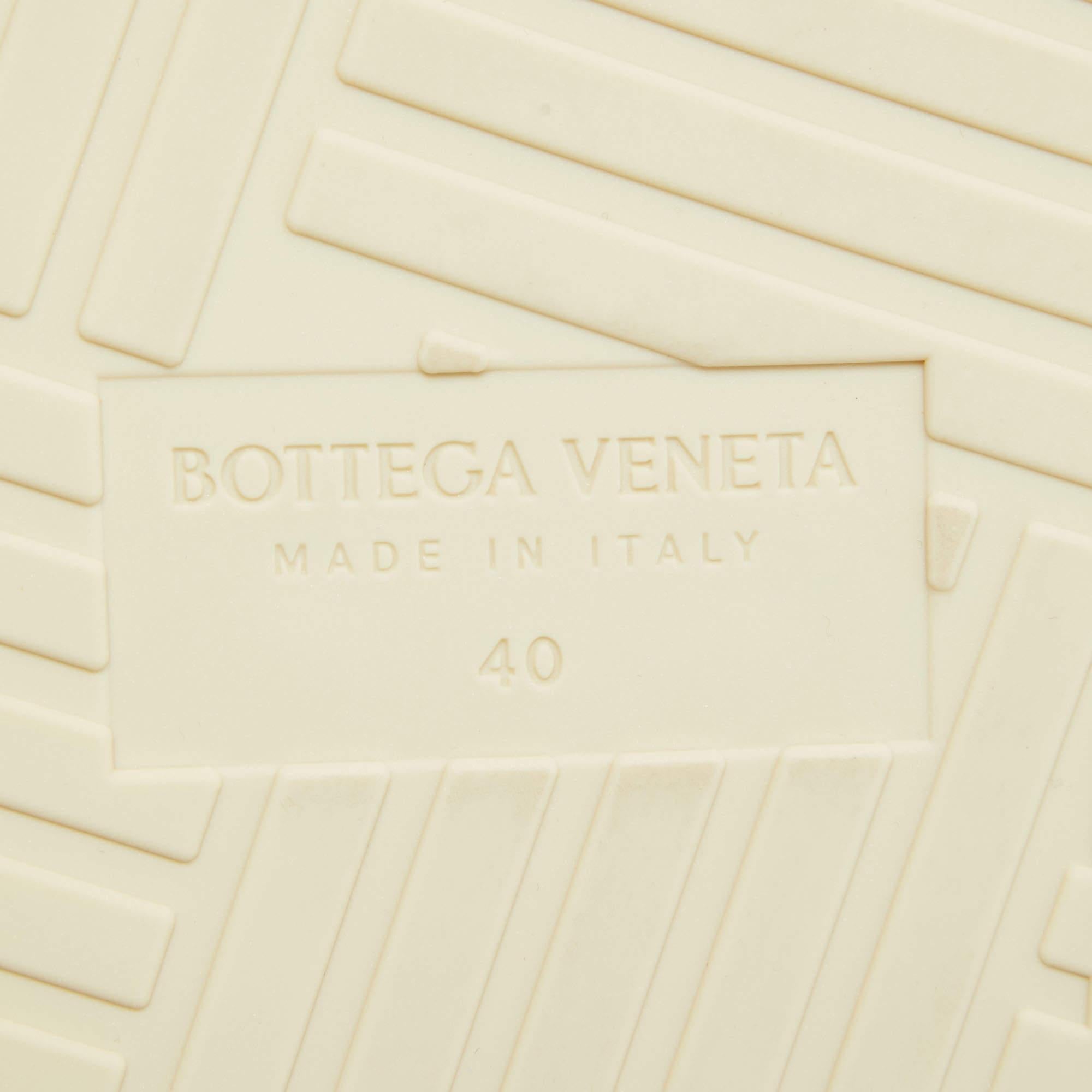 Bottega Veneta Cremefarbene geprägte Gummischienen mit Prägung Größe 40 im Angebot 2