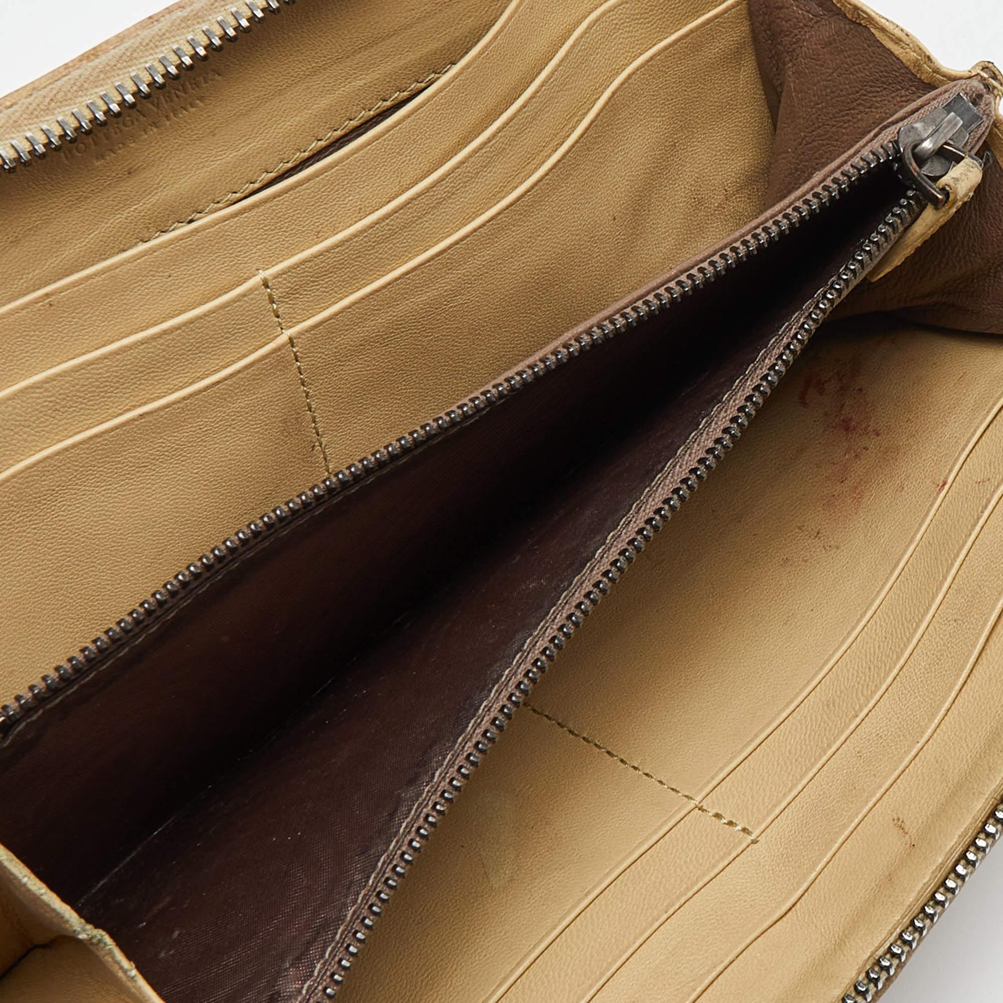 This designer wallet is practical and sophisticated in design. Created from luxe materials its compartmentalized interior will keep your cash and cards in order.