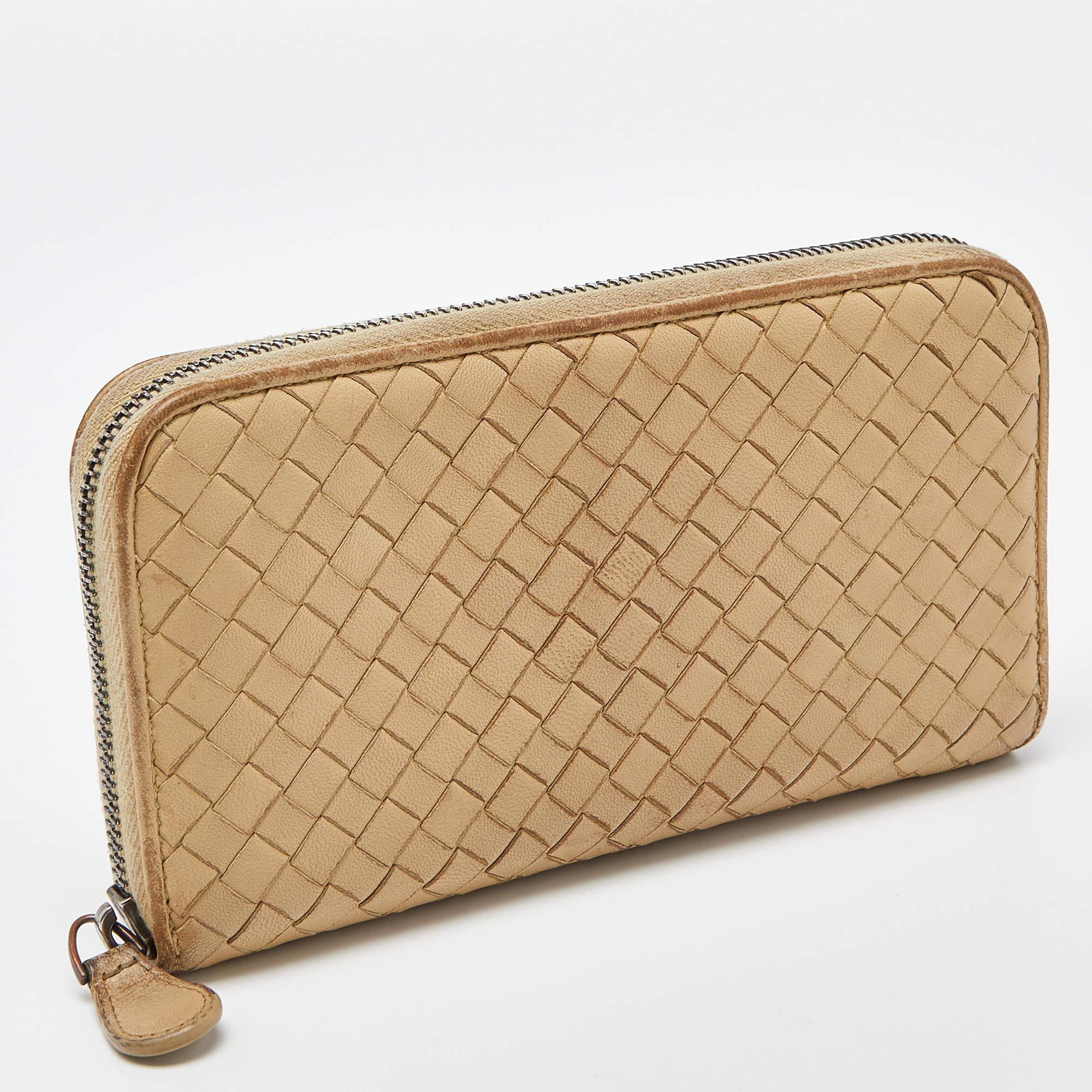 Bottega Veneta Cream Intrecciato Leather Zip Around Wallet In Fair Condition For Sale In Dubai, Al Qouz 2