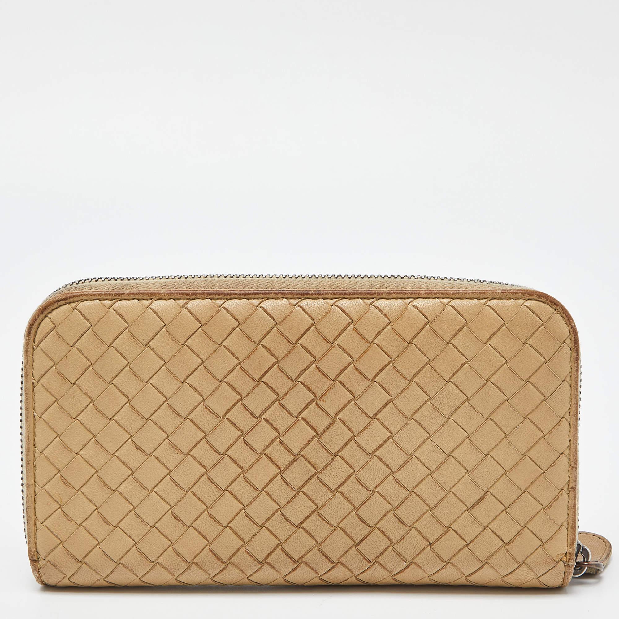 Women's Bottega Veneta Cream Intrecciato Leather Zip Around Wallet For Sale
