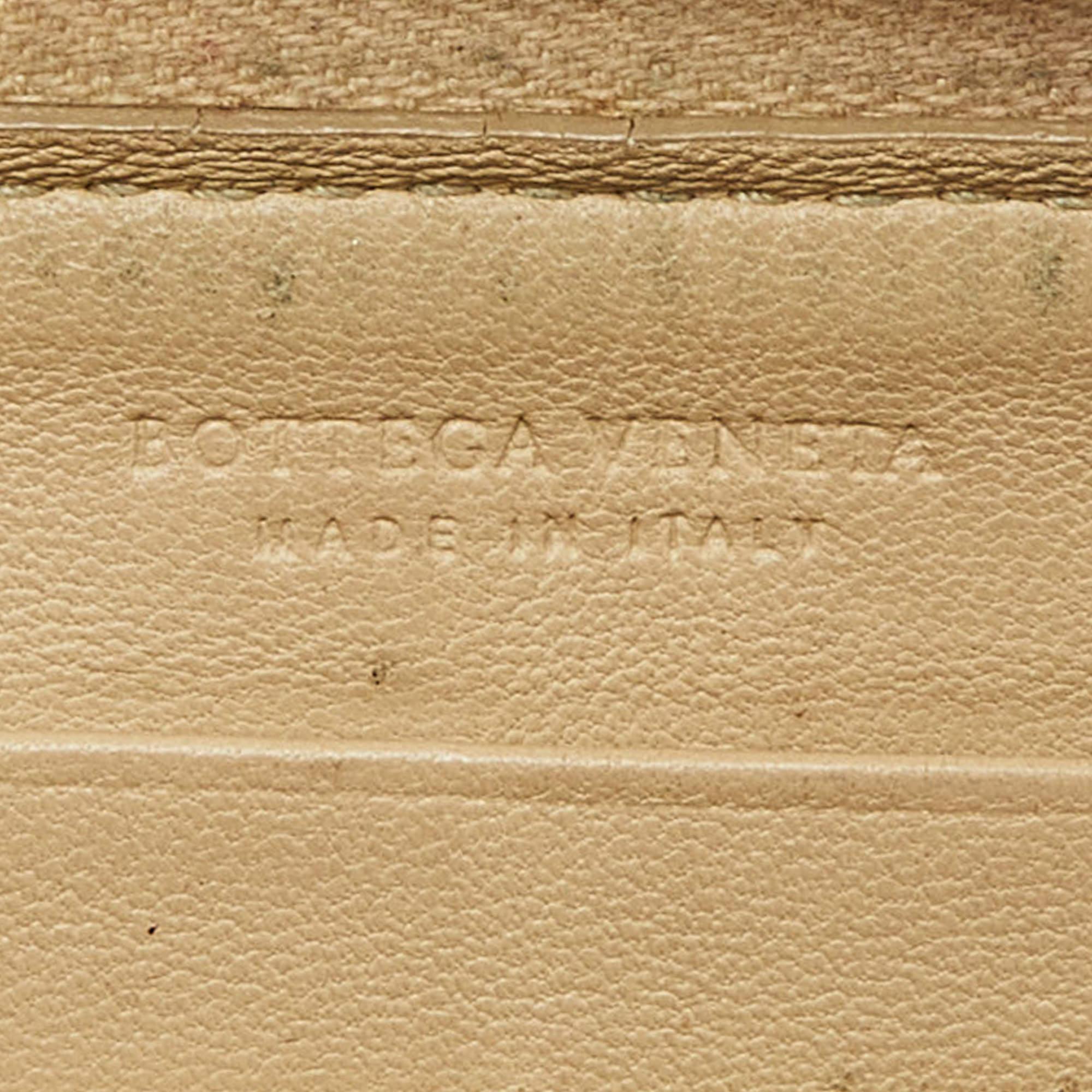 Bottega Veneta Cream Intrecciato Leather Zip Around Wallet For Sale 3