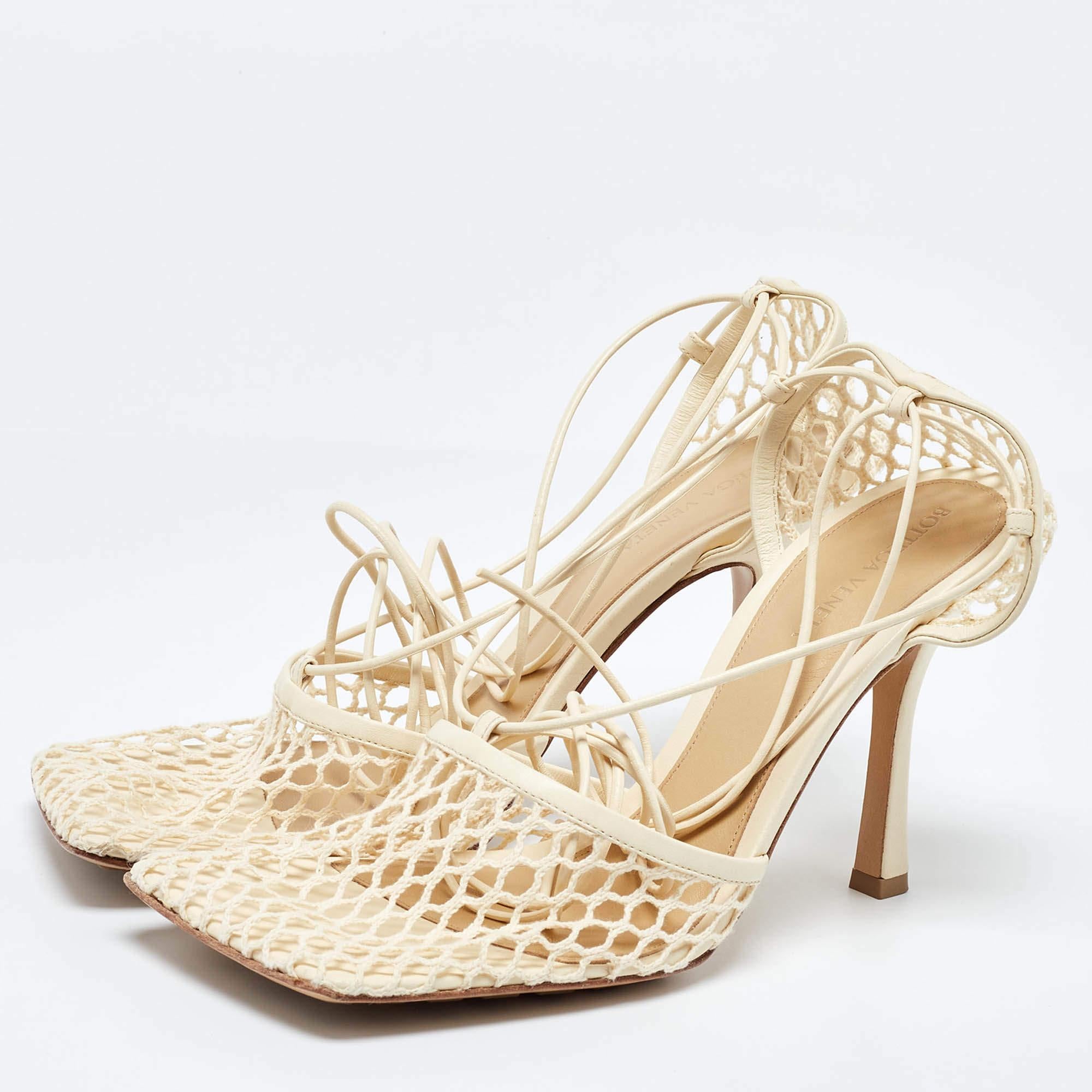 Faites preuve de chic avec ces escarpins de créateur. Ils présentent des talons robustes et des semelles durables  parfait pour vos sorties à la mode