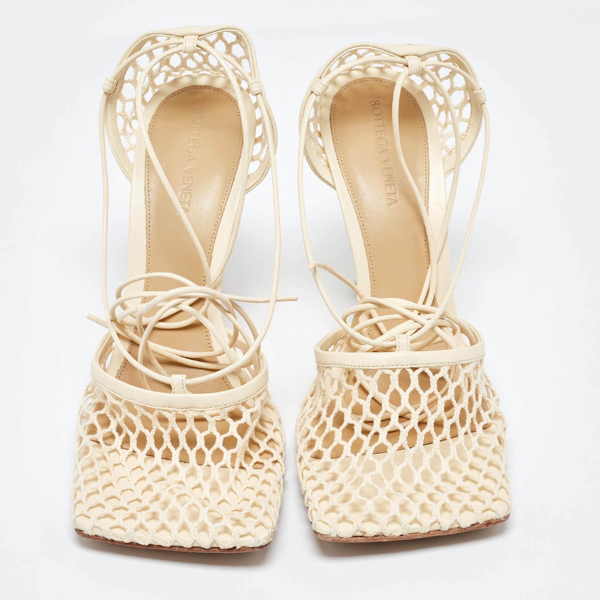 Beige Bottega Veneta escarpins enveloppants en cuir crème et maille extensible, taille 41 en vente