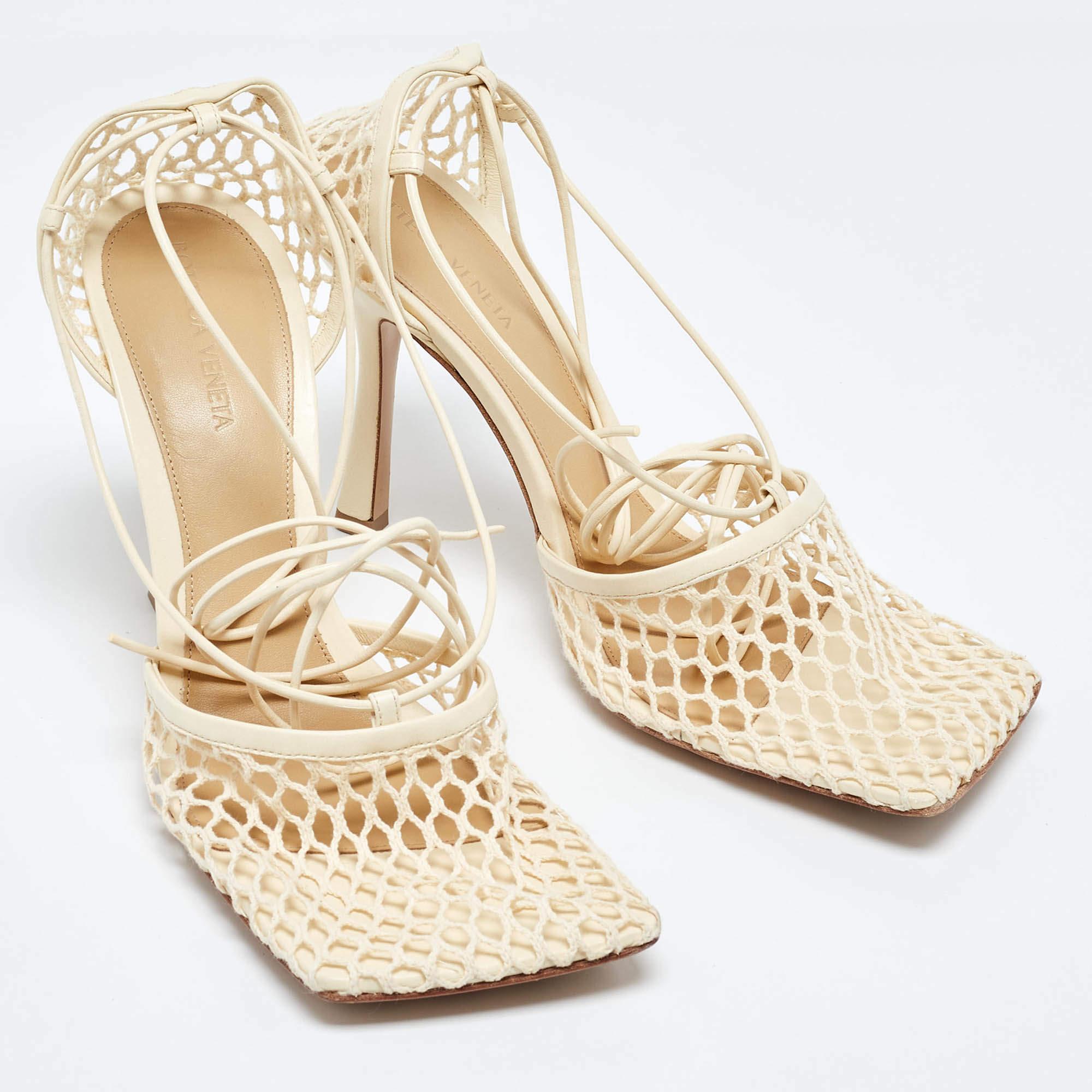 Bottega Veneta escarpins enveloppants en cuir crème et maille extensible, taille 41 Excellent état - En vente à Dubai, Al Qouz 2