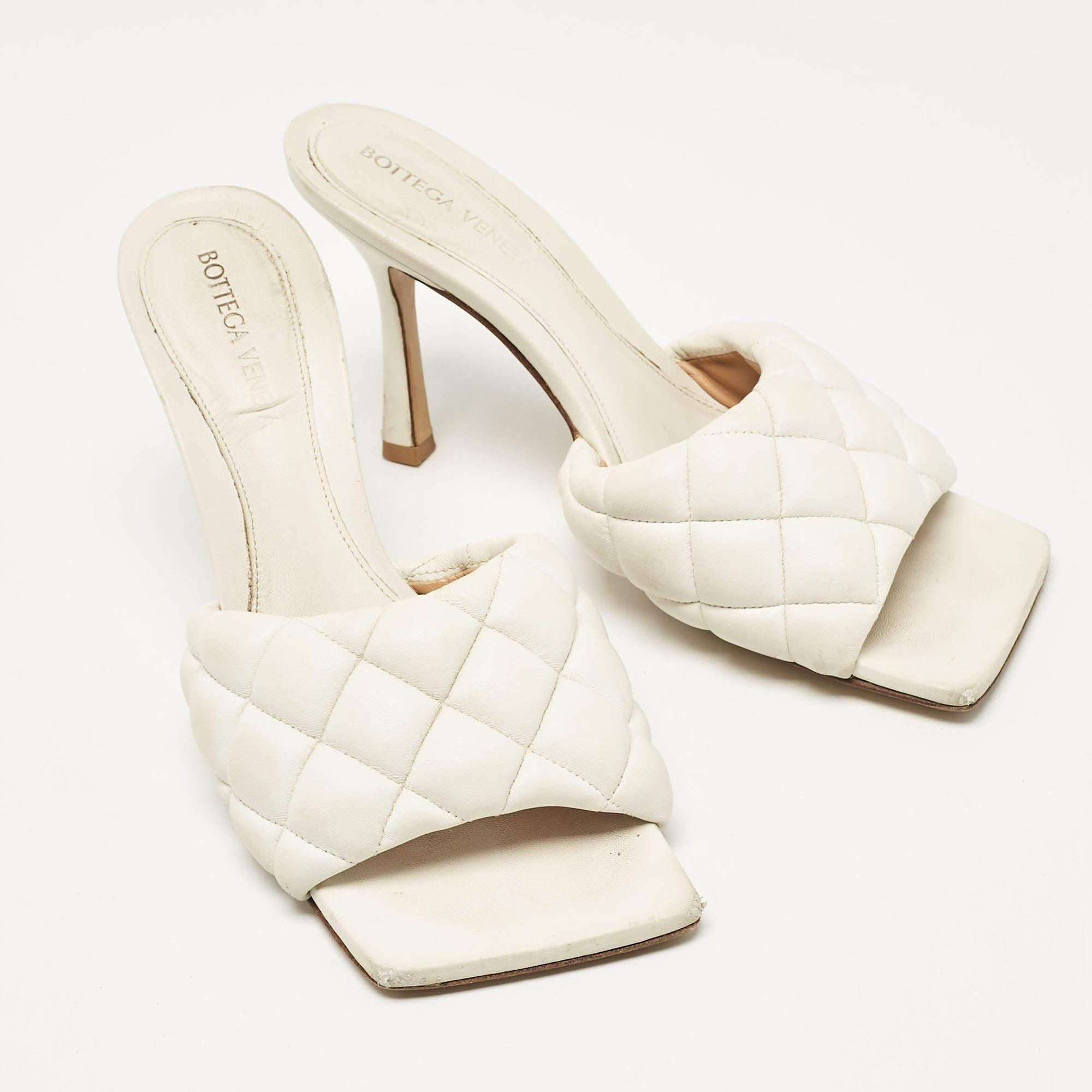 Bottega Veneta Cream Leather Lido Slide Sandals Size 37 In Fair Condition For Sale In Dubai, Al Qouz 2