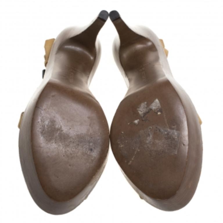 A luxe take on a staple style. This pair of sandals by Bottega Veneta is crafted in Italy using leather and features a strappy layout to hold each foot. The wooden platform and 15.5 cm heel assure an elevated look.