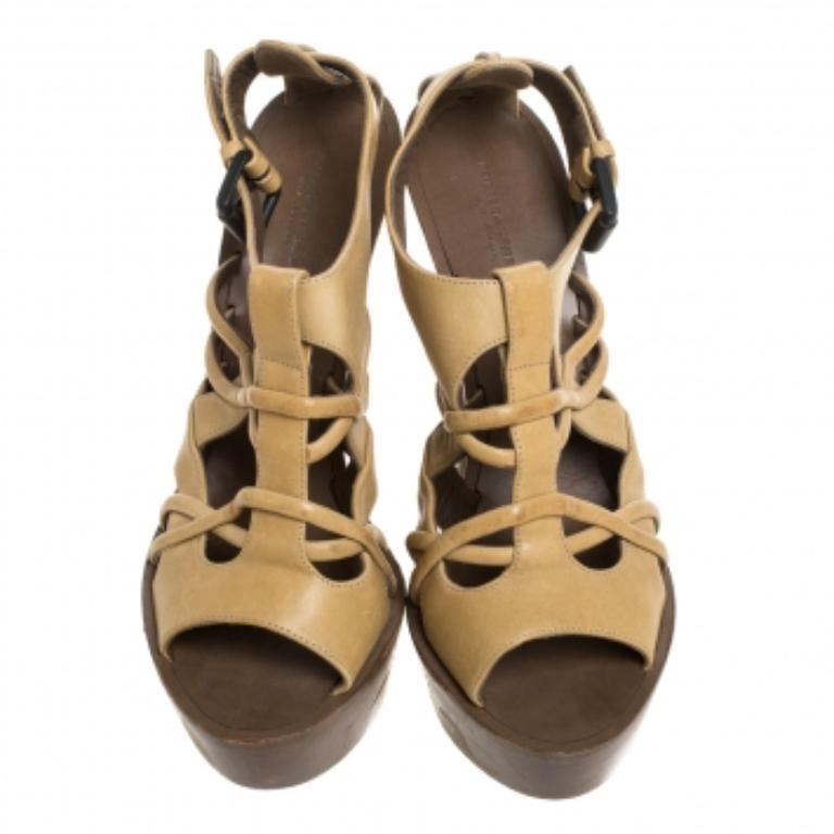 Bottega Veneta Cream Leather Wooden Platform And Heel Sandals Size 39 In Good Condition For Sale In Dubai, Al Qouz 2