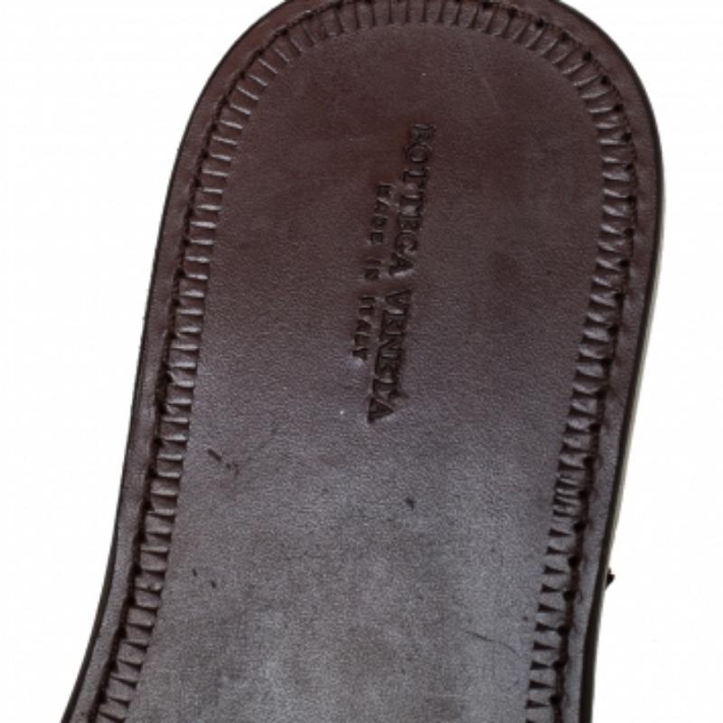 Bottega Veneta Cream Nubuck Leather Embellished Thong Flats Size 39.5 In Fair Condition For Sale In Dubai, Al Qouz 2