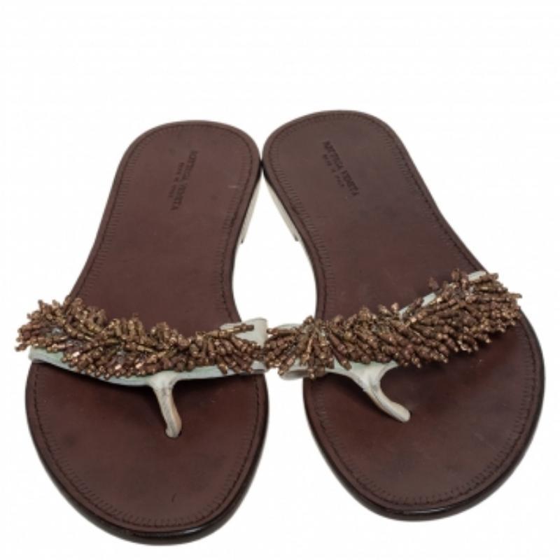 Bottega Veneta Cream Nubuck Leather Embellished Thong Flats Size 39.5 For Sale 1