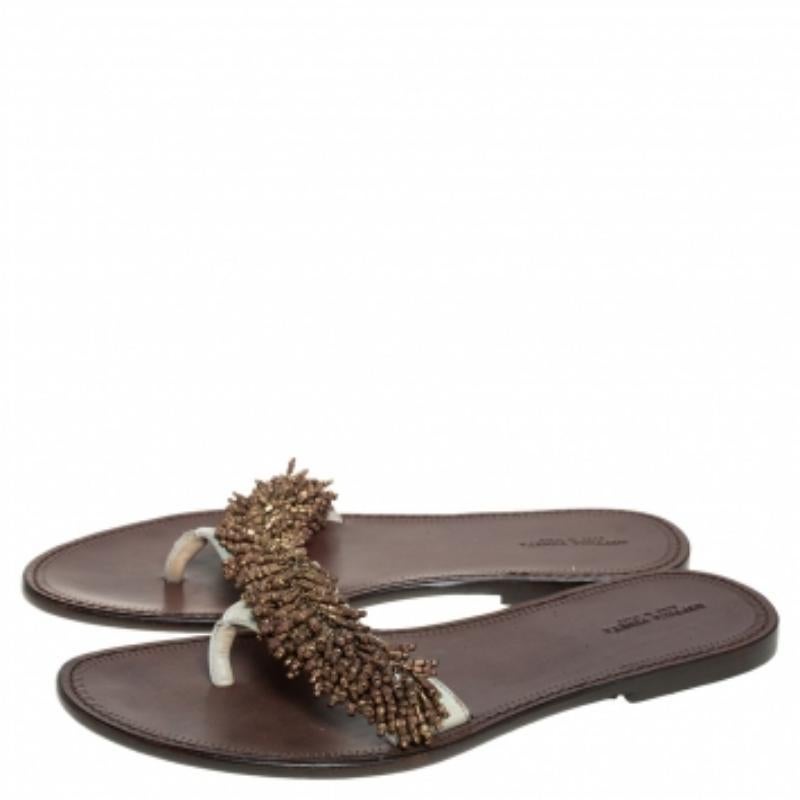Bottega Veneta Cream Nubuck Leather Embellished Thong Flats Size 39.5 For Sale 2