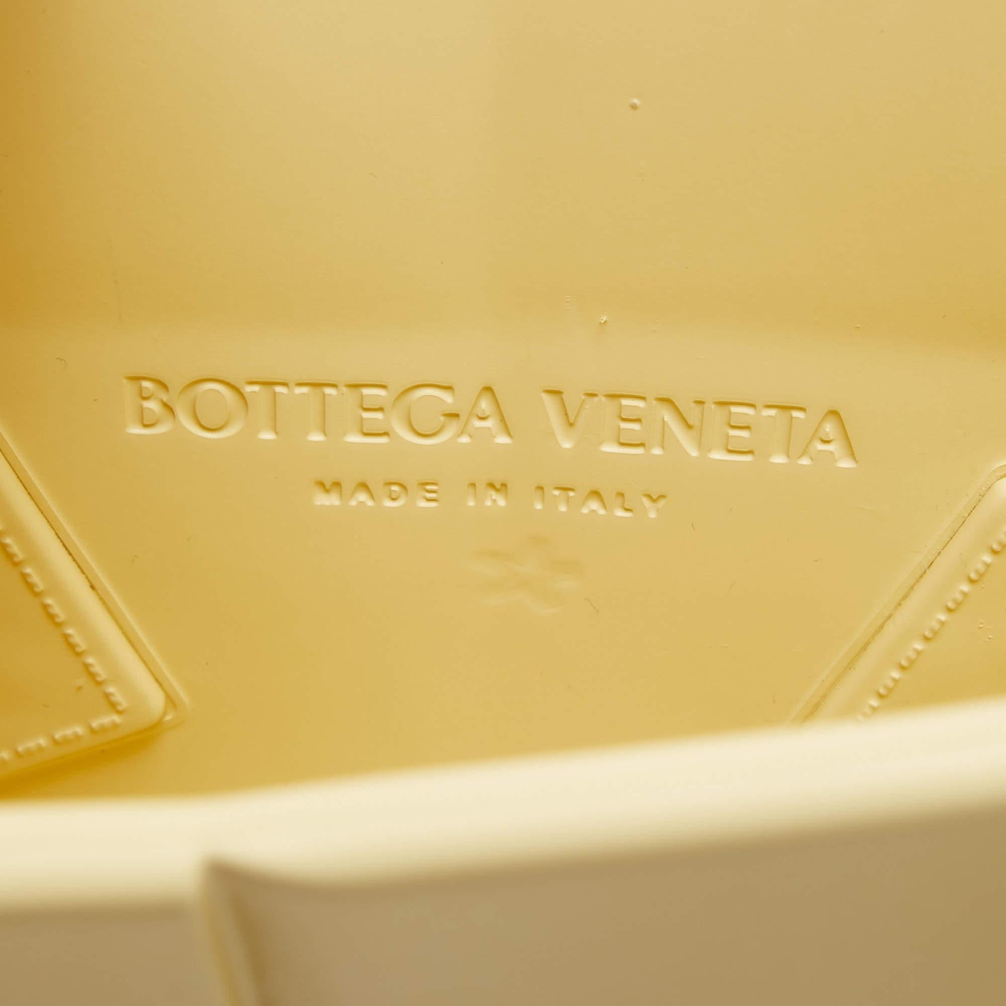 Bottega Veneta Mini Arco Tote aus cremefarbenem Gummi im Angebot 3