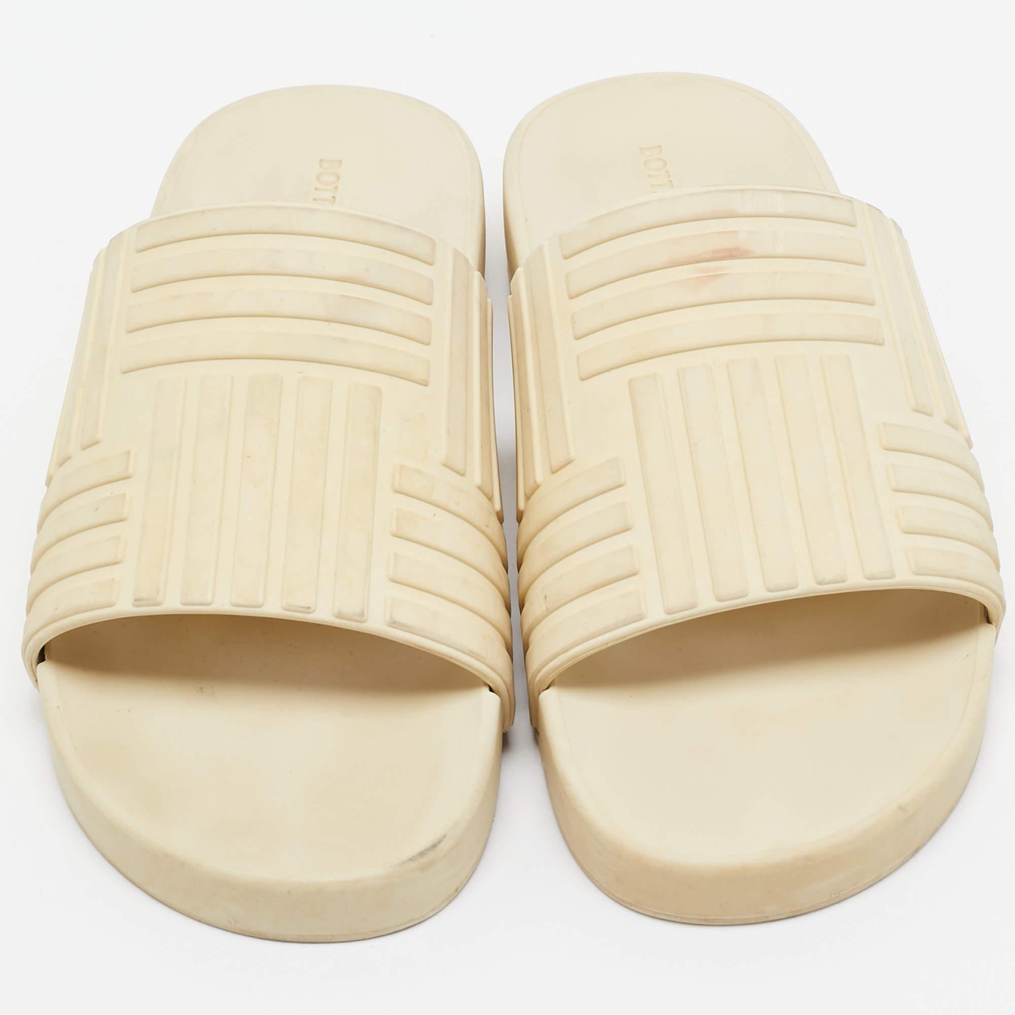 Beige Bottega Veneta, escarpins de piscine en caoutchouc crème, taille 37 en vente