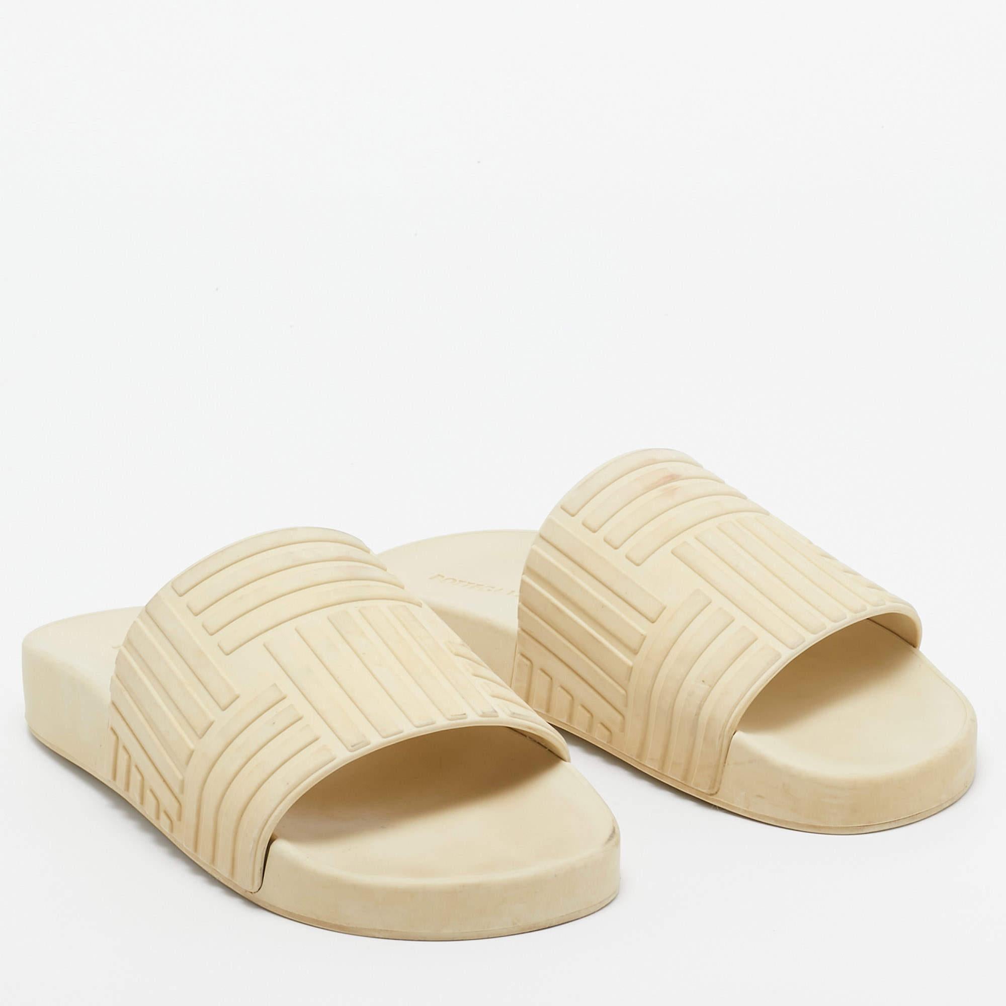 Bottega Veneta, escarpins de piscine en caoutchouc crème, taille 37 Bon état - En vente à Dubai, Al Qouz 2