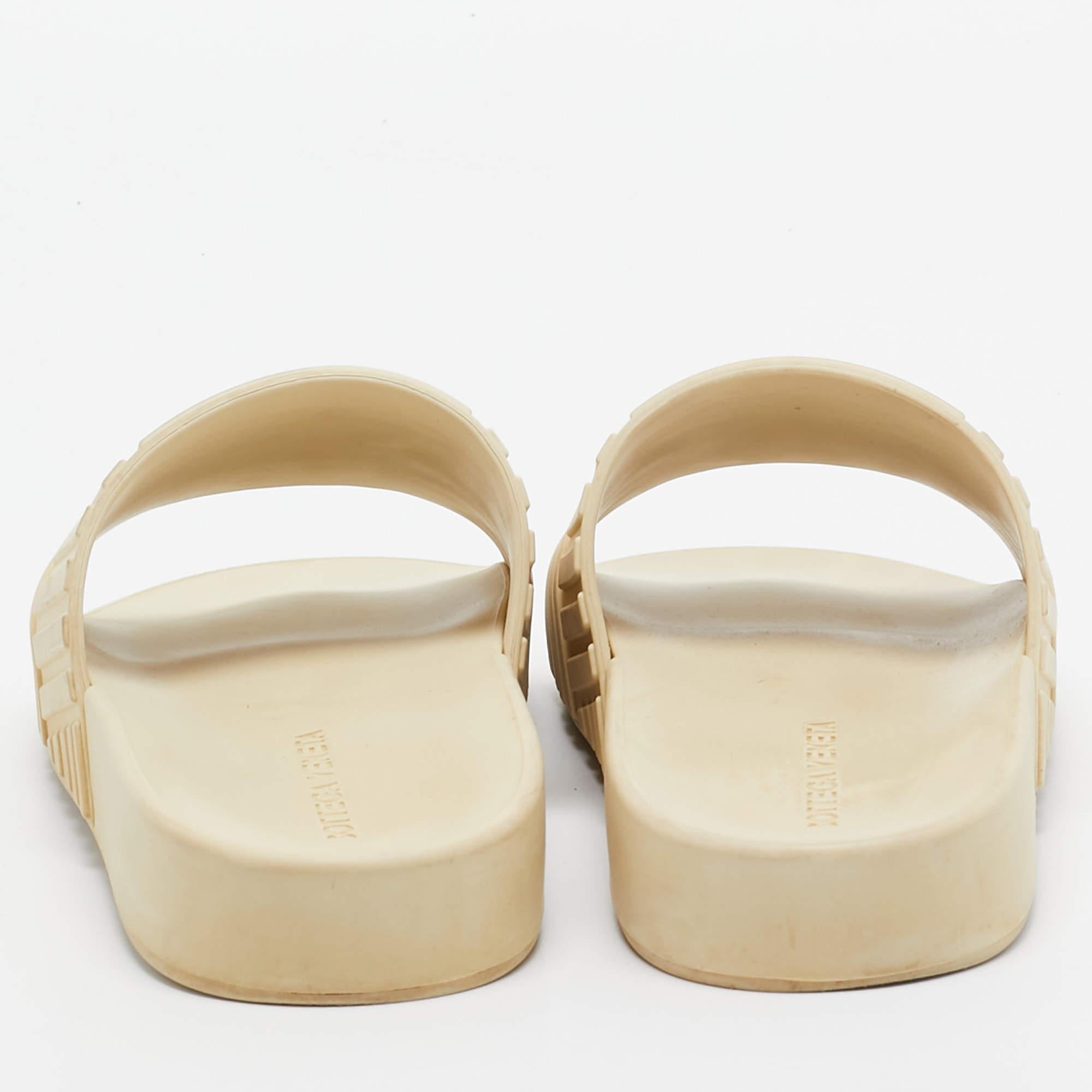 Bottega Veneta, escarpins de piscine en caoutchouc crème, taille 37 Pour femmes en vente