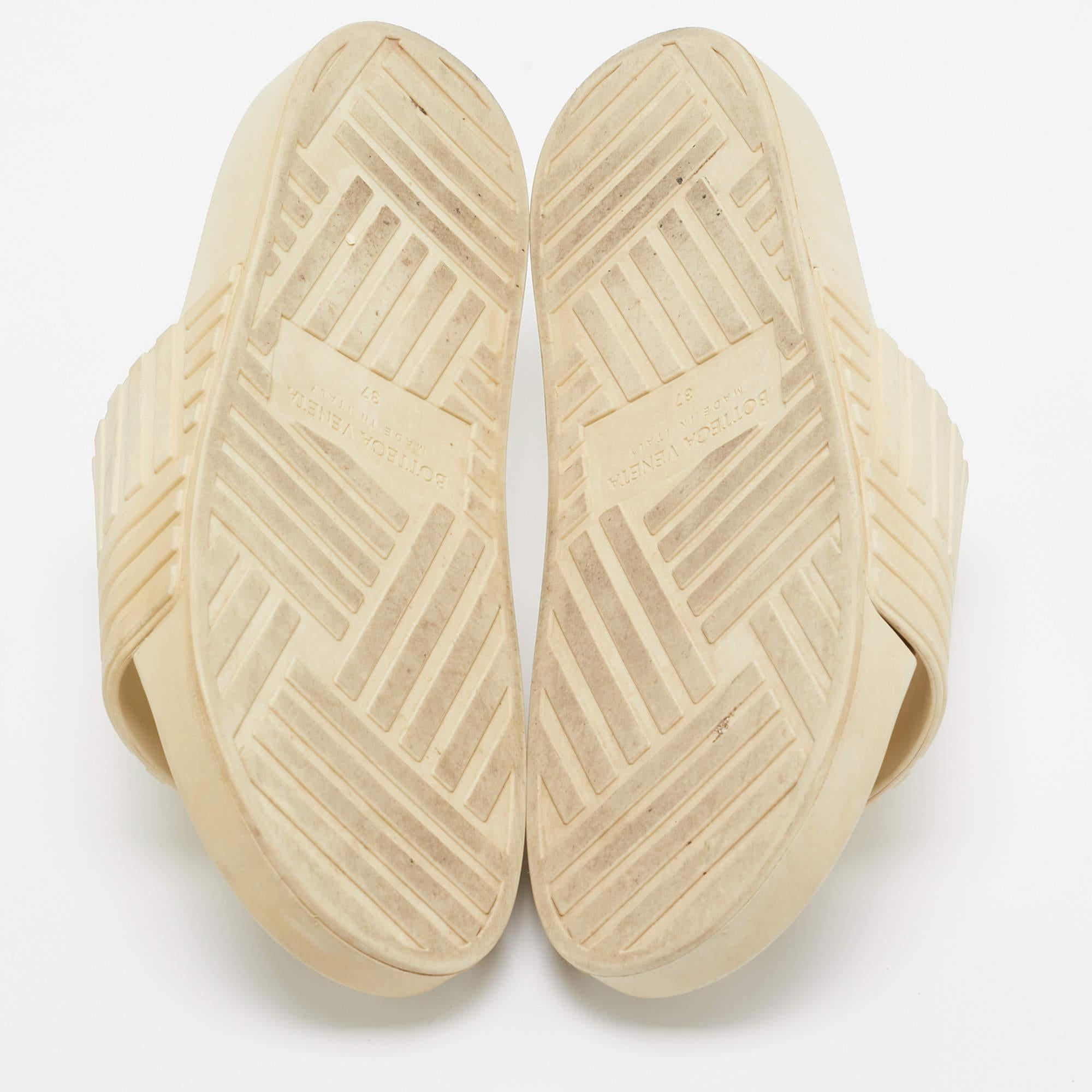 Bottega Veneta, escarpins de piscine en caoutchouc crème, taille 37 en vente 1