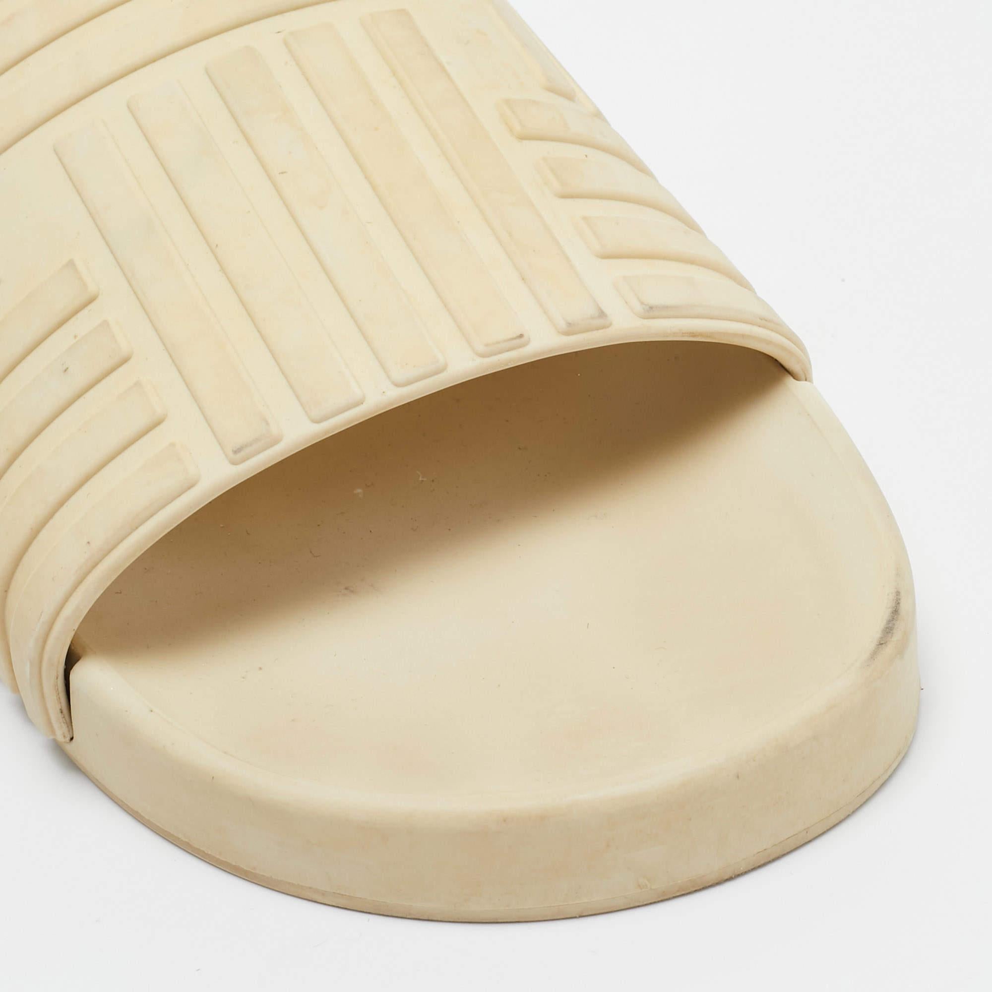 Bottega Veneta, escarpins de piscine en caoutchouc crème, taille 37 en vente 3