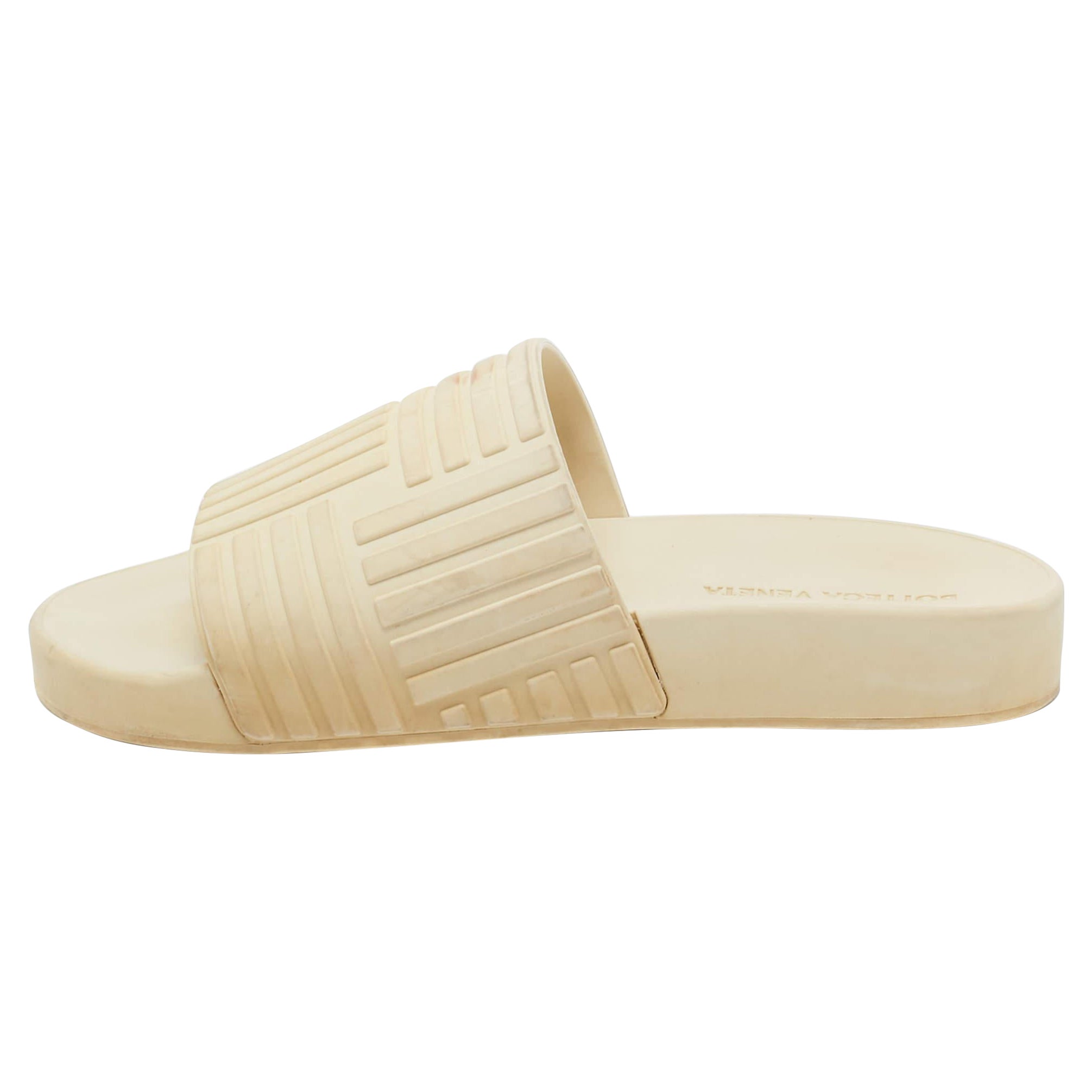 Bottega Veneta Scivoli da piscina in gomma color crema taglia 37