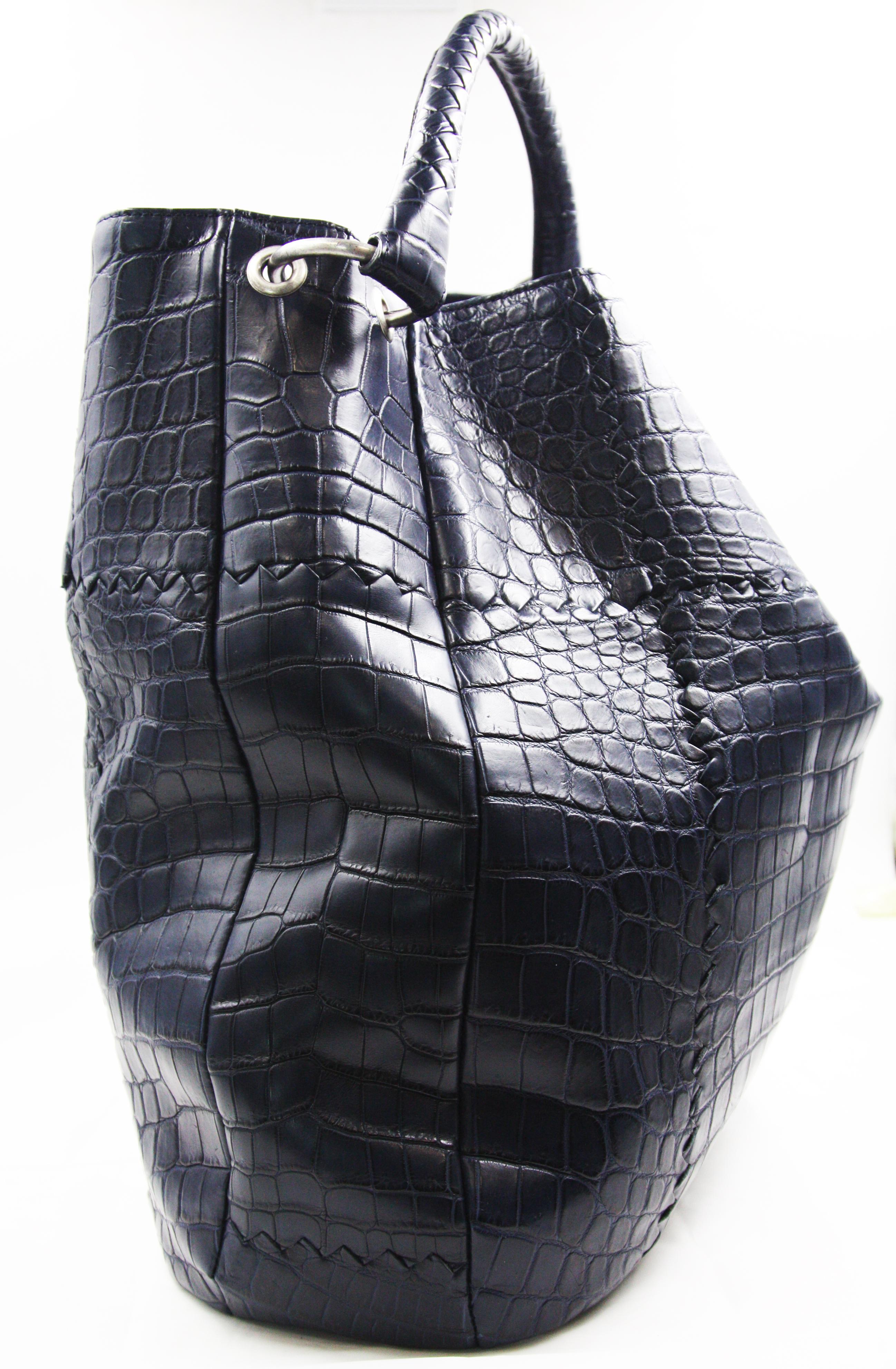 Bottega Veneta dark blue Crocodile Skin shoulder bag
Includes: Dustbag.

