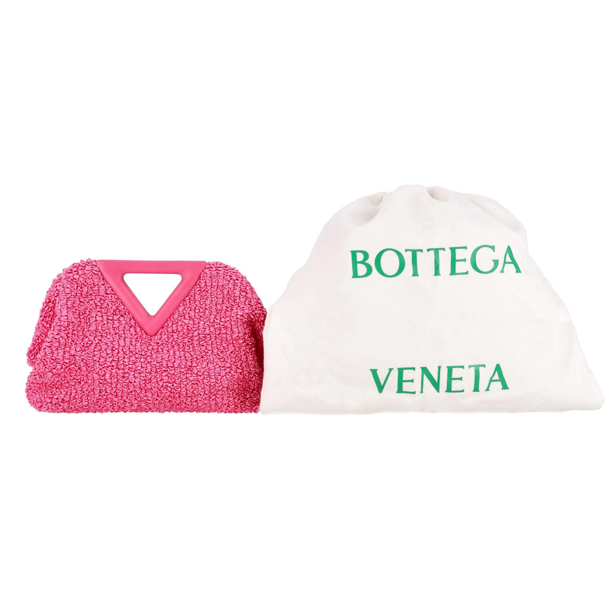Bottega Veneta Curly Raffia Point Bag

Fuchsia pink bag crafted from boucle textured raffia with leather triangle handle and adjustable cross body strap.

Featuring top magnetic closure opening to leather interior. Rrp £2,500.

Size - Height 16cm,