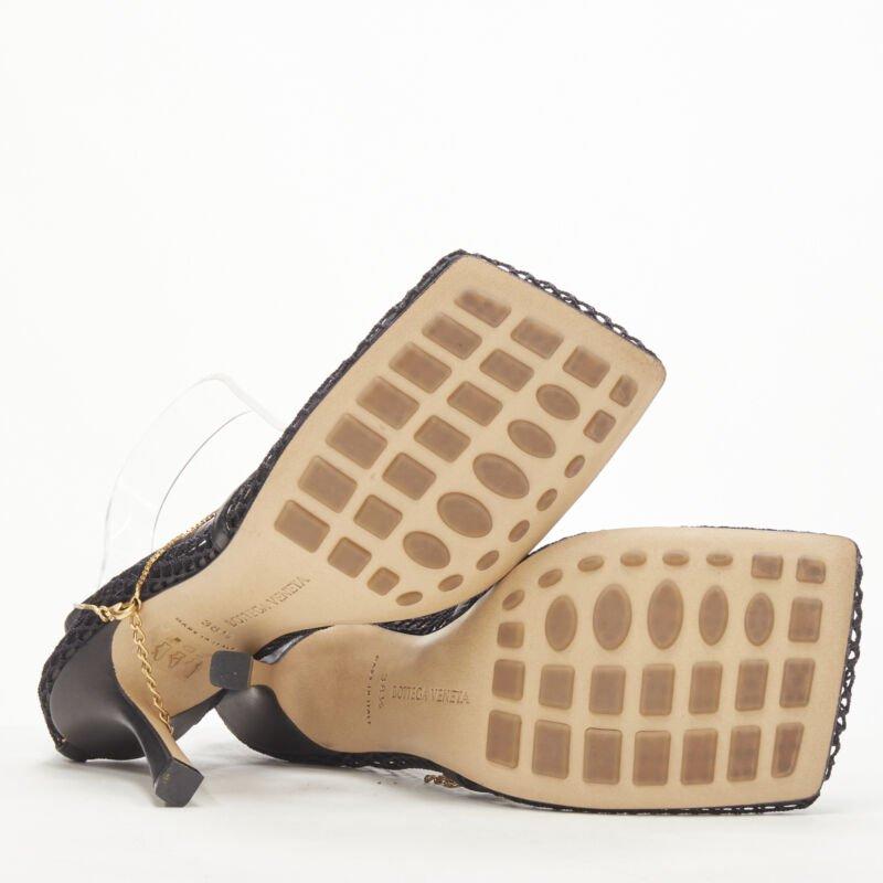 BOTTEGA VENETA DANIEL LEE - talon en maille filet noire à bout carré et chaîne dorée  EU38.5 en vente 6