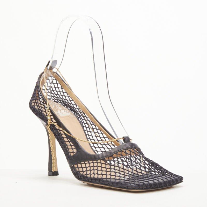 BOTTEGA VENETA DANIEL LEE - talon en maille filet noire à bout carré et chaîne dorée  EU38.5
Référence : KEDG/A00195
Marque : Bottega Veneta
Designer : Daniel Lee
Collectional : 2019 - Runway
Matériau : Maille
Couleur : Noir
Fermeture : Bracelet de