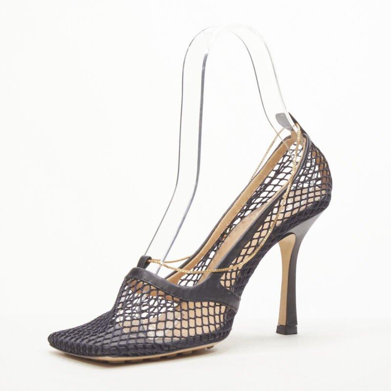 BOTTEGA VENETA DANIEL LEE - talon en maille filet noire à bout carré et chaîne dorée  EU38.5 Excellent état - En vente à Hong Kong, NT