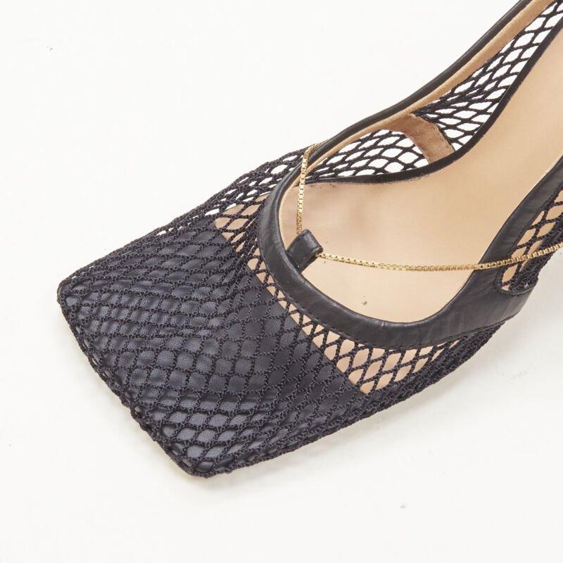 BOTTEGA VENETA DANIEL LEE - talon en maille filet noire à bout carré et chaîne dorée  EU38.5 en vente 2