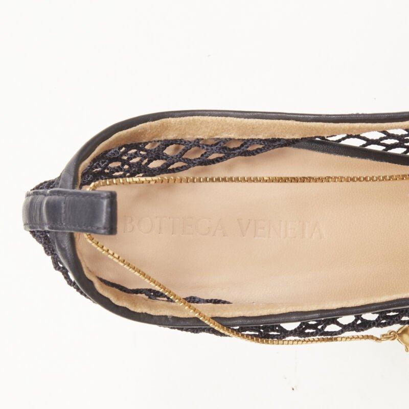 BOTTEGA VENETA DANIEL LEE - talon en maille filet noire à bout carré et chaîne dorée  EU38.5 en vente 4