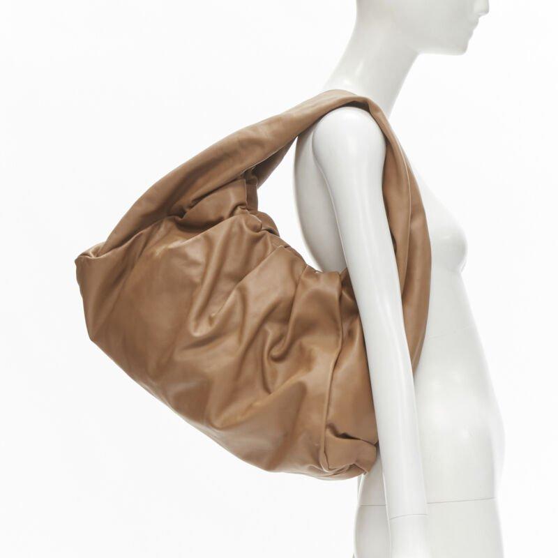 BOTTEGA VENETA Daniel Lee The Shoulder Pouch brown leather gathered hobo bag
Reference: KEDG/A00175
Brand: Bottega Veneta
Designer: Daniel Lee
Model: The Shoulder Pouch
Material: Leather
Color: Brown
Pattern: Solid
Closure: Magnet
Lining: 