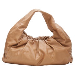 BOTTEGA VENETA - Sac hobo « The Shoulder Pouch » froncé en cuir marron de Daniel Lee