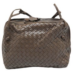 Bottega Veneta Dunkel Beige Intrecciato Leder Nodini Crossbody Tasche mit doppeltem Reißverschluss