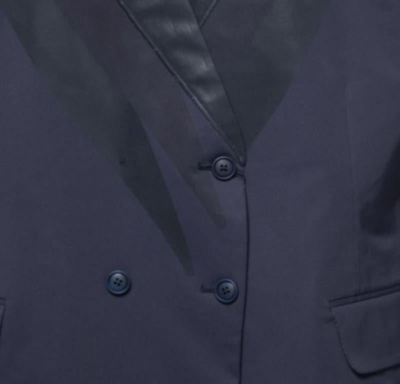 Este blazer te aporta clase y lujo cuando lo llevas puesto. Destaca por sus mangas largas y detalles clásicos, que le confieren un acabado pulido y formal.
