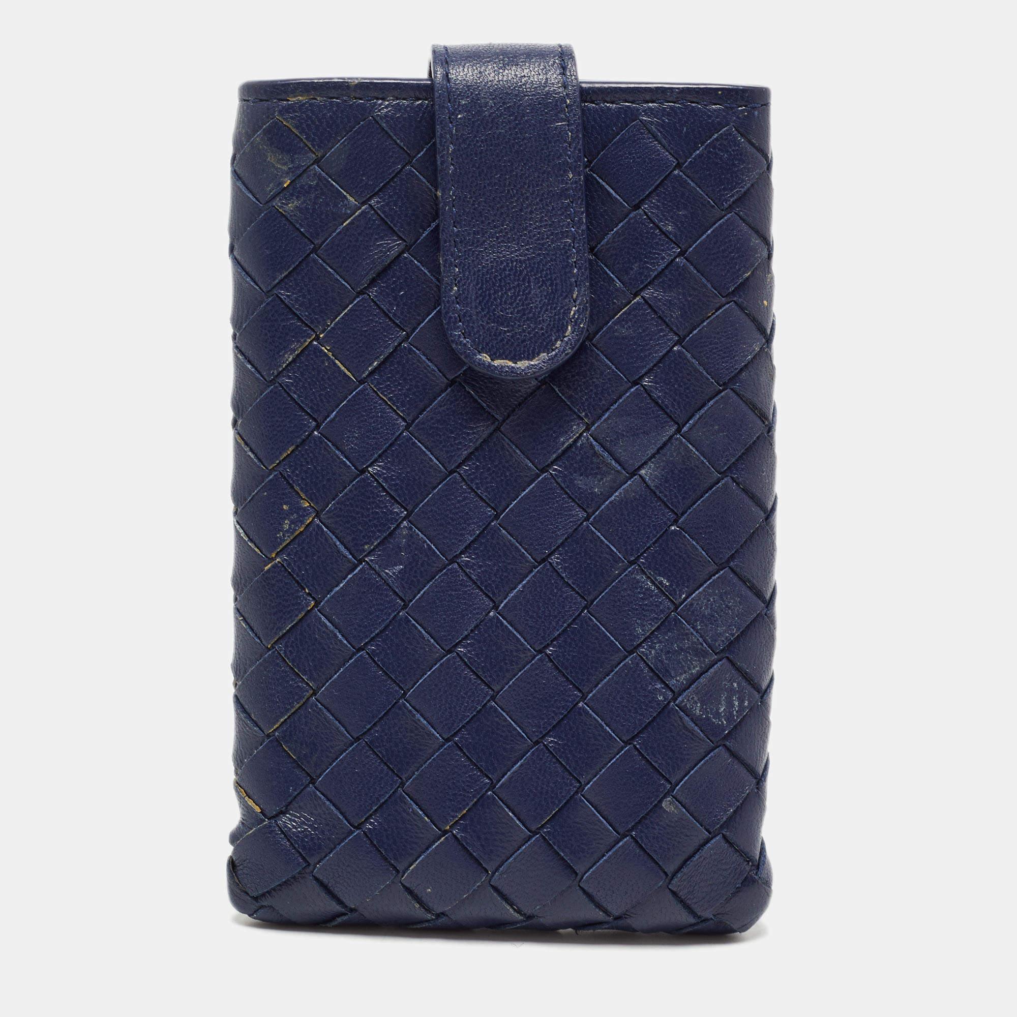 This phone case from Bottega Veneta weaves luxury with utility. Crafted in dark blue colored leather  this it will keep your mobile secure. It features the signature Intrecciato weave and is adorned with black tone accents.

