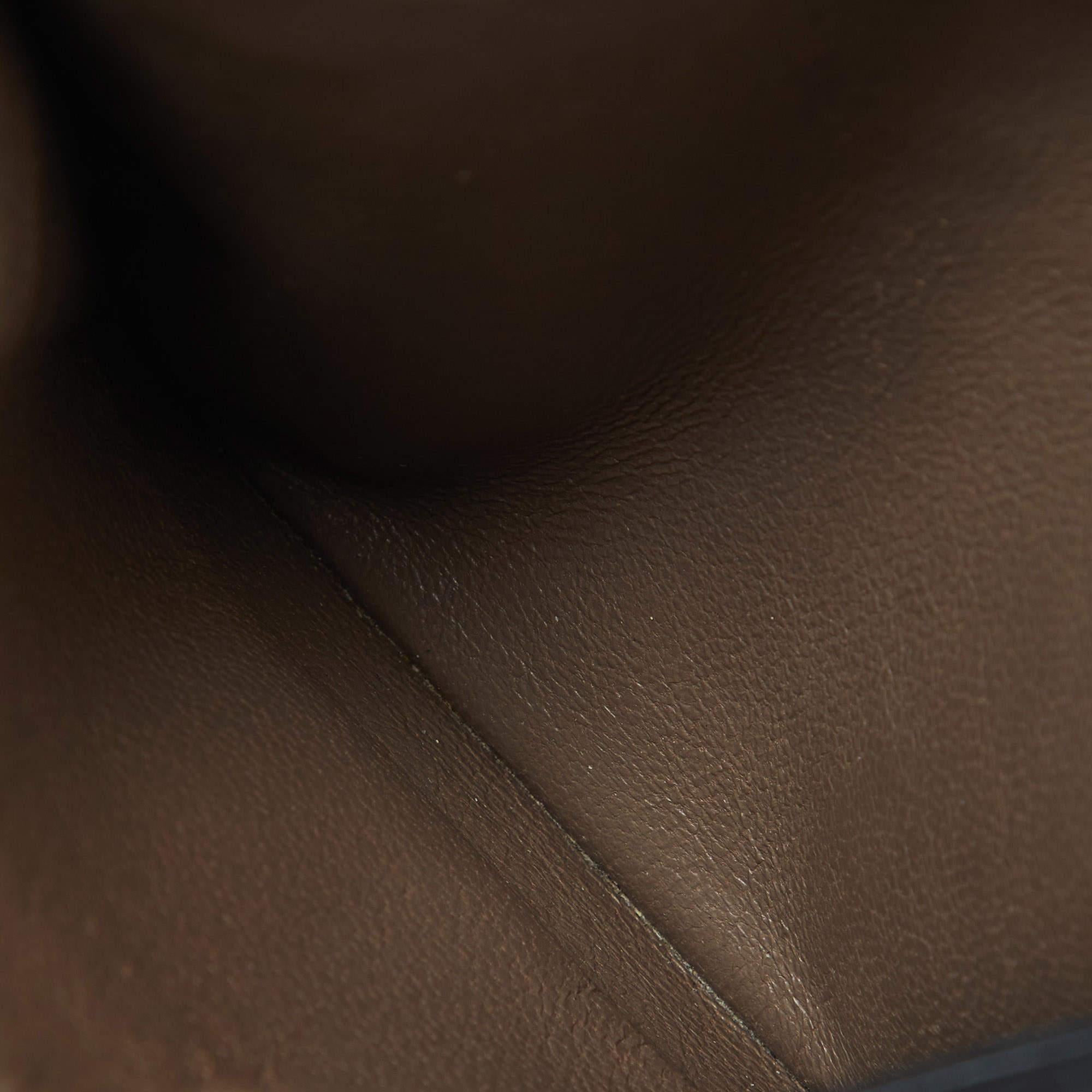 Das Intrecciato-Muster dieses Kartenhalters von Bottega Veneta trägt zum Gesamtbild bei. Sie ist aus Leder gefertigt und verfügt über Schlitze auf der Vorderseite, ein Reißverschlussfach auf der Rückseite und ein unterteiltes Innenfach.