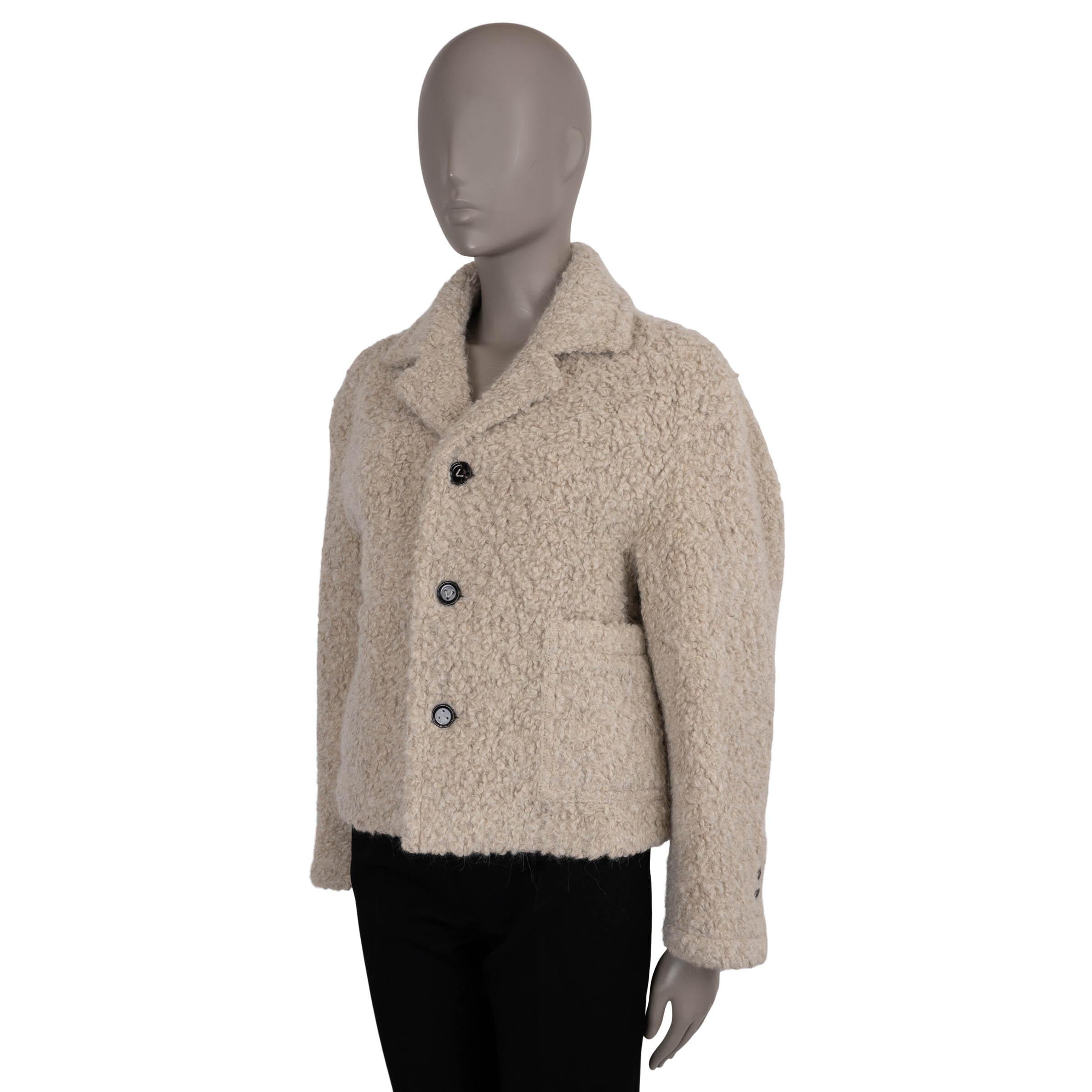 Cette veste teddy Bottega Veneta by Matthieu Blazy, 100% authentique, est réalisée en alpaga Dark Bone (79%), coton (13%) et polyamide (8%), offrant un toucher luxueux et texturé. La silhouette décontractée présente des épaules tombantes, des revers