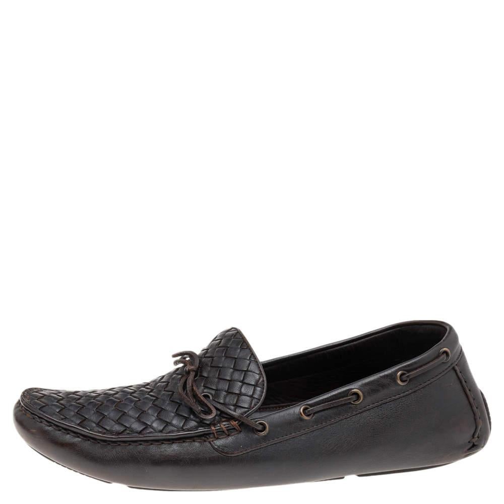 If you are on the lookout for a pair of snug shoes, this Bottega Veneta creation is the answer. Crafted from leather and designed into a lovely shape, this pair of loafers brings a blend of luxury and comfort. The shoes feature bows on the