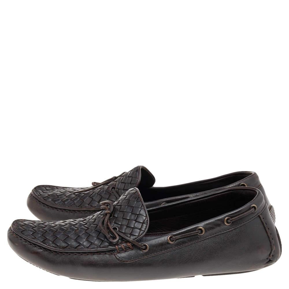 Dunkelbraun Intrecciato Lederschleifen-Slip-On-Loafers von Bottega Veneta Größe 45 (Schwarz) im Angebot