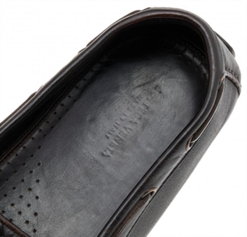 Uomo Bottega Veneta, mocassini con fiocco in pelle marrone scuro, taglia 45 in vendita