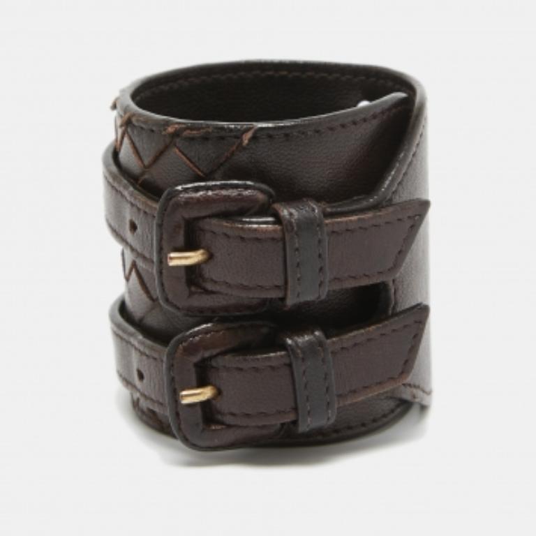 Diseñada en piel Intrecciato, esta pulsera envolvente es un fino diseño de la casa Bottega Veneta. Esta pulsera tiene detalles dorados para un contraste de lujo.