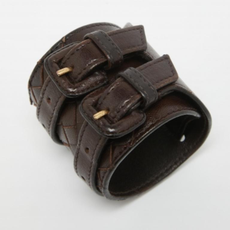 Bottega Veneta Pulsera Envolvente de Doble Hebilla de Cuero Intrecciato Marrón Oscuro en Bueno estado para la venta en Dubai, Al Qouz 2