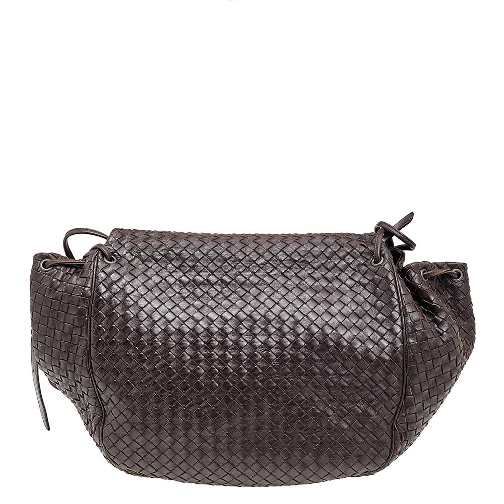 This Bottega Veneta bag is perfect for your everyday use as well as for special occasions. An impressive leather creation, the bag features the brand's signature Intrecciato pattern. The suede interior helps you accommodate all your essentials