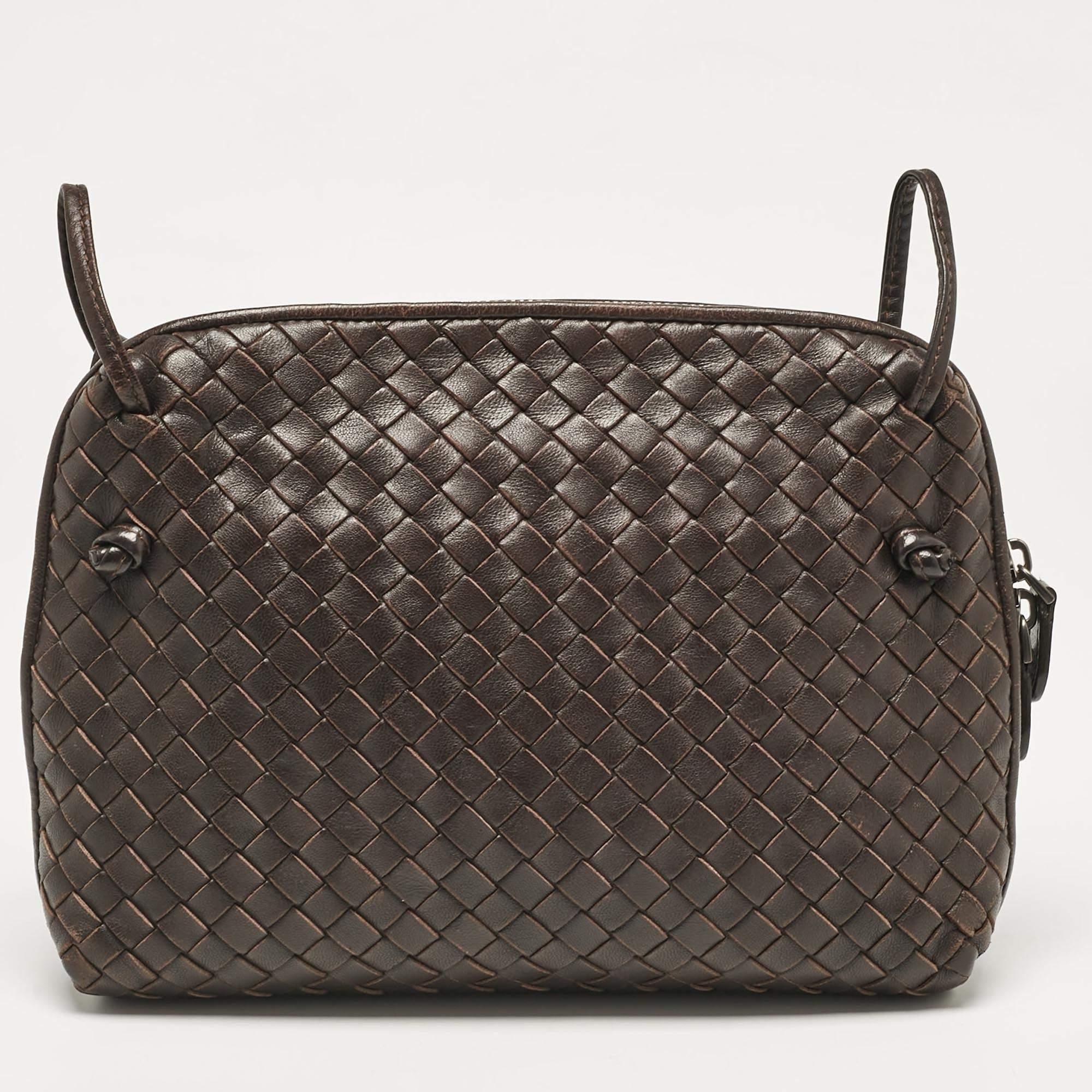 Bottega Veneta - Sac à bandoulière en cuir Nodini Intrecciato - Marron foncé État moyen - En vente à Dubai, Al Qouz 2