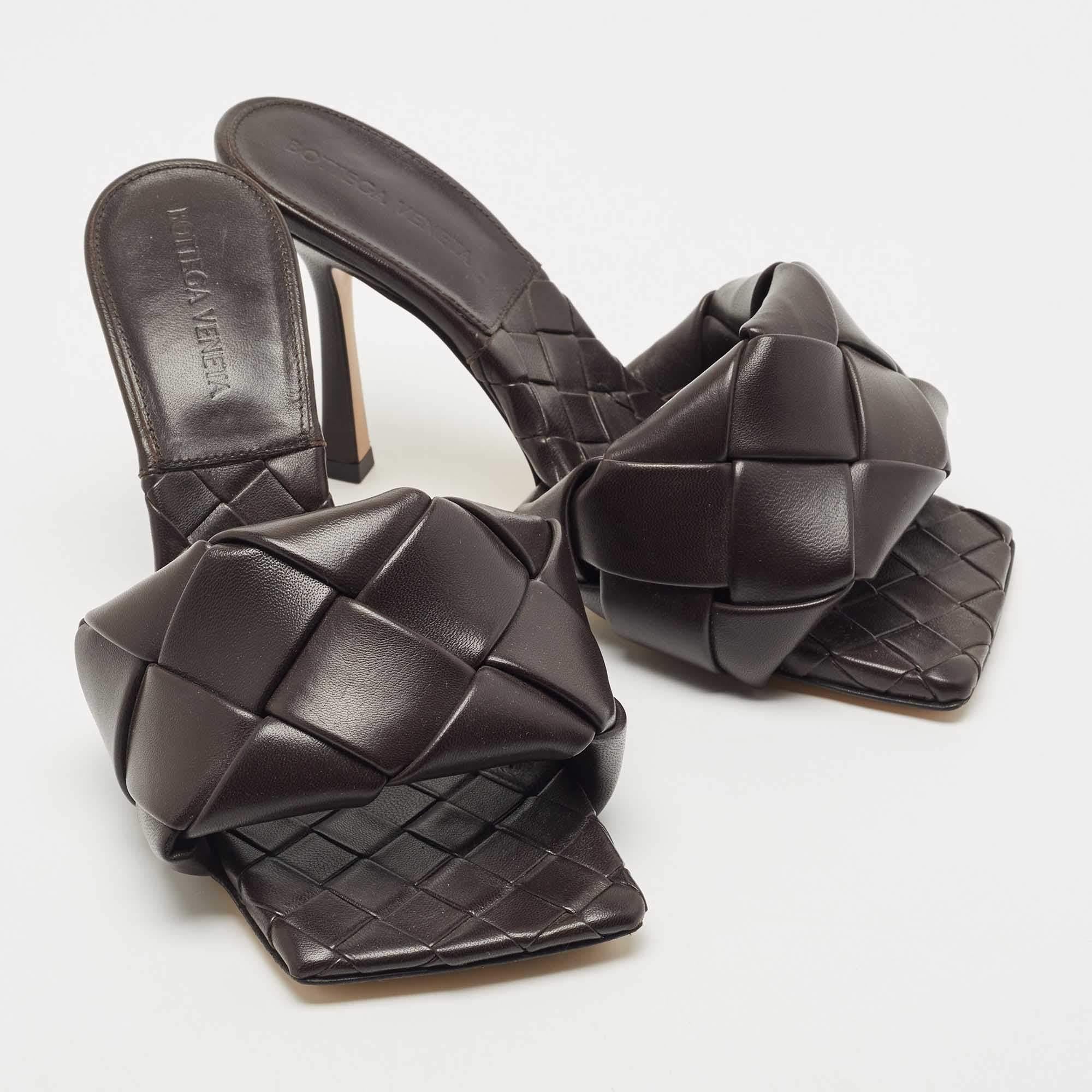 Bottega Veneta Dark Brown Intrecciato Leather Lido Mule Sandals Size 37 In New Condition In Dubai, Al Qouz 2