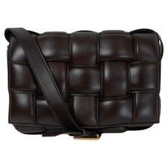 BOTTEGA VENETA dunkelbraunes Intrecciato-Leder PADDED CASSETTE Umhängetasche