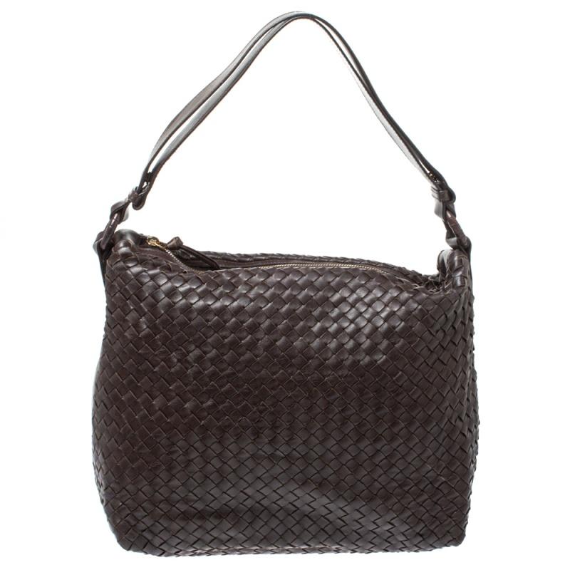 Das charakteristische Intrecciato-Gewebe von Bottega Veneta überzieht diese Umhängetasche auf luxuriöse Weise. Die Tasche ist nahtlos verarbeitet:: hat einen einzigen Griff und einen geräumigen Innenraum:: in dem Sie alles unterbringen können:: was