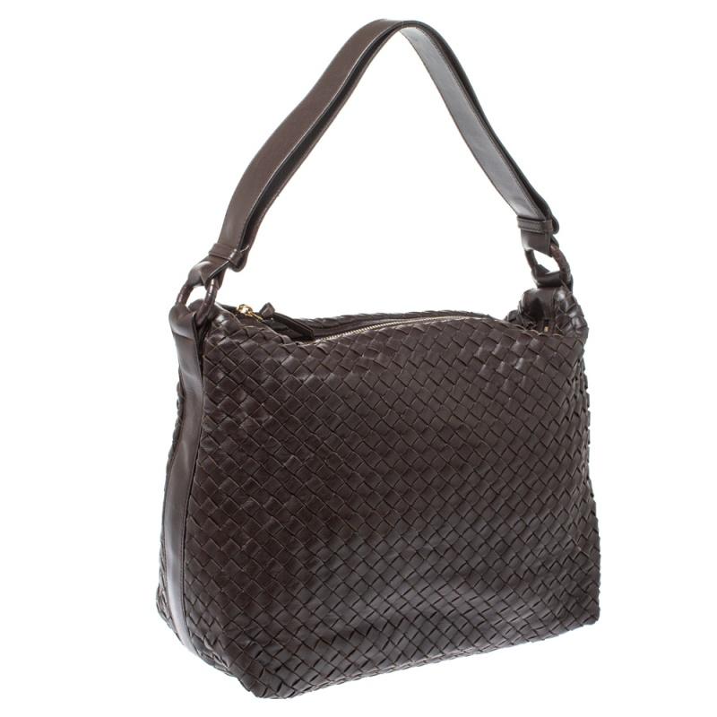 Bottega Veneta Dunkelbraun Intrecciato Leder Pyramide Umhängetasche im Zustand „Gut“ in Dubai, Al Qouz 2