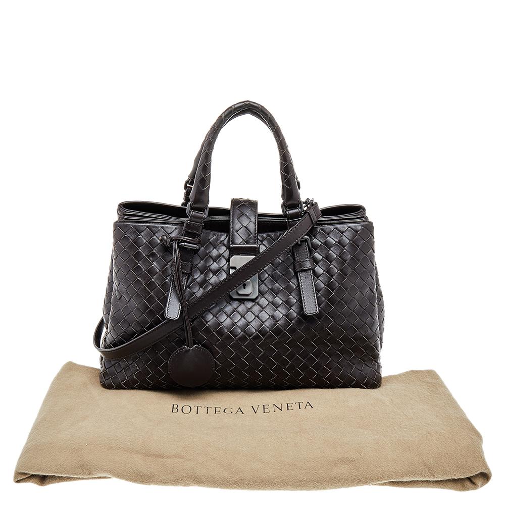 This Bottega Veneta tote is a creation that brings joy to one's sight! It has been beautifully crafted from leather and designed in the signature Intrecciato pattern while being held by two top handles. The bag is also equipped with a flap push-lock