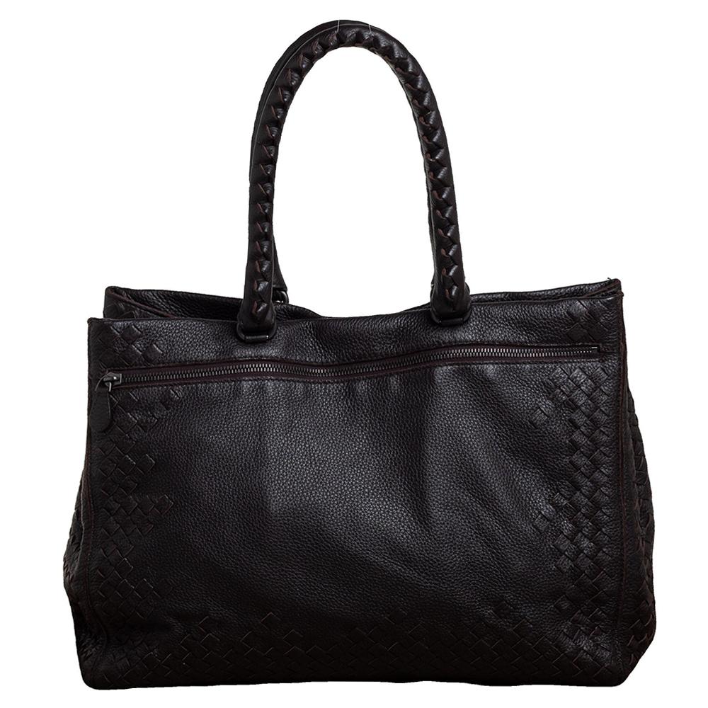Timelessly elegant and stylish, Bottega Veneta's collections capture the effortless, nonchalant finesse of the modern woman. Crafted from leather and detailed with their signature Intrecciato weave, this chic tote features a dark brown hue and a