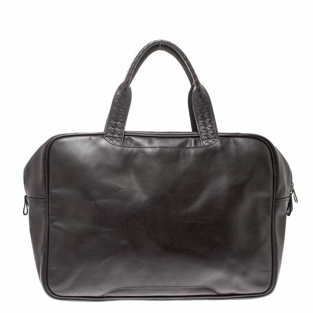 Sewn beautifully using the brand's famous intrecciato VN leather, this Bottega Veneta carry-on stands for resistance and durability. Sleek and compact, the briefcase features pockets, a spacious lined interior, two handles and black-tone hardware.