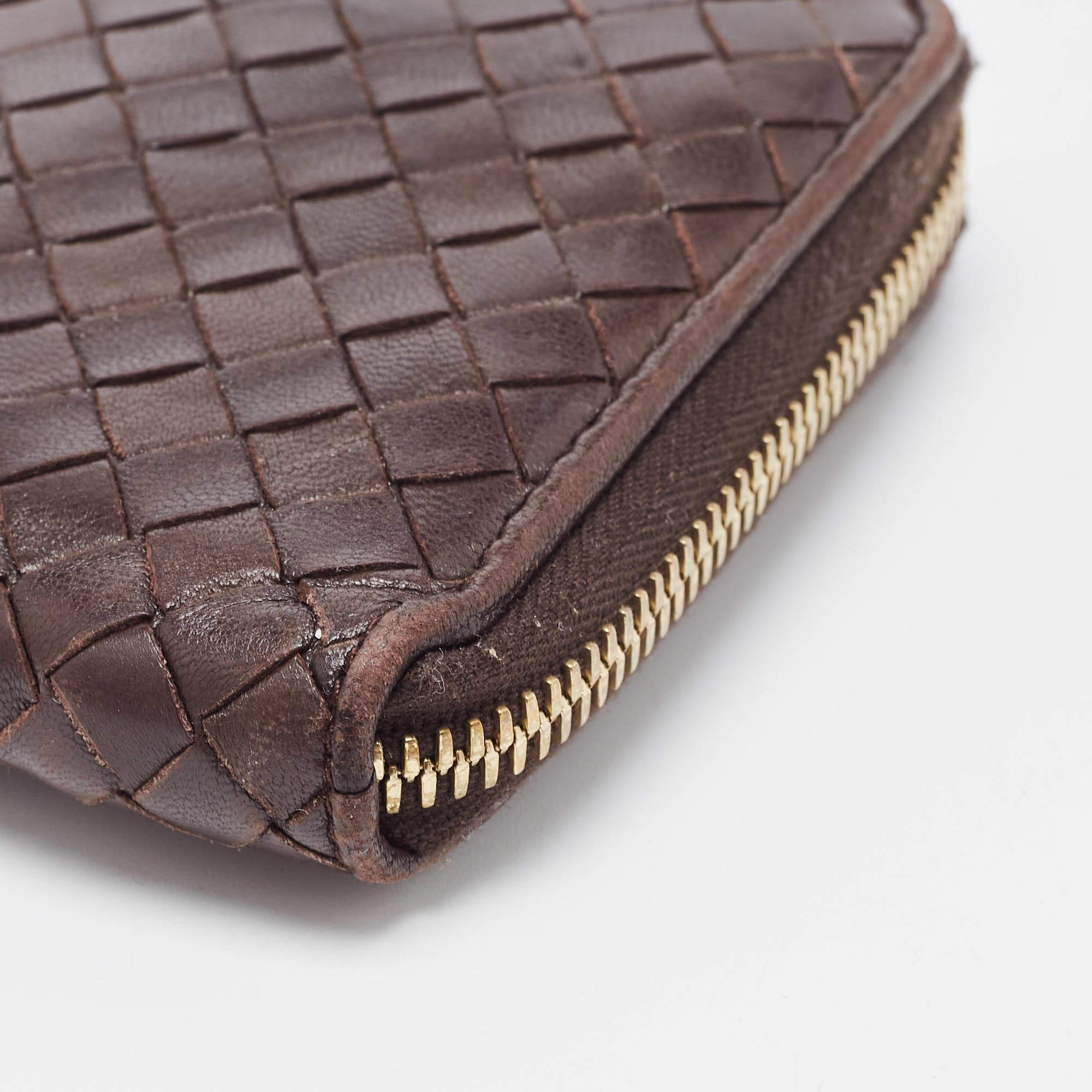 Bottega Veneta Dark Brown Intrecciato Leather Zip Around Wallet In Good Condition In Dubai, Al Qouz 2